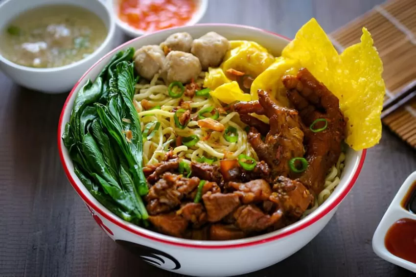 Review 5 Tempat Mie Ayam Terenak yang Bikin Ketagihan